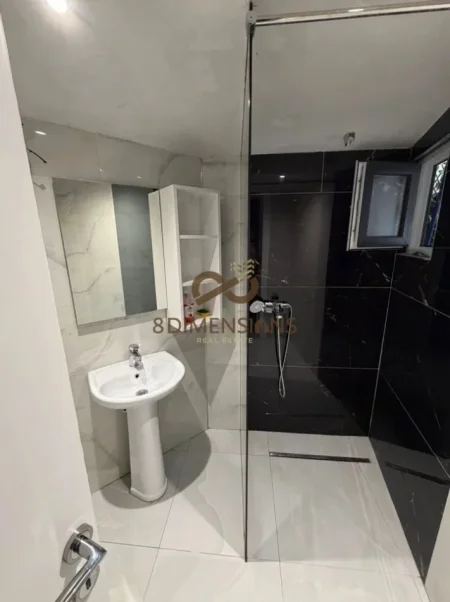 Tirane, jepet me qera apartament 1+1+Ballkon Kati 1, 65 m² 500 € (ali demi)