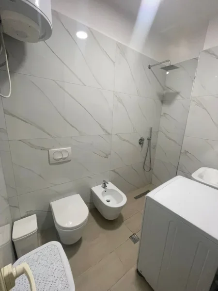 Tirane, jepet me qera apartament 2+1 Kati 2, 400 € 