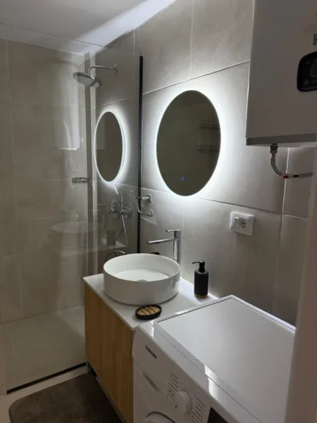 Tirane, jepet me qera apartament duplex 1+1 Kati 1, 70 m² 650 € (kompleksi golden park)