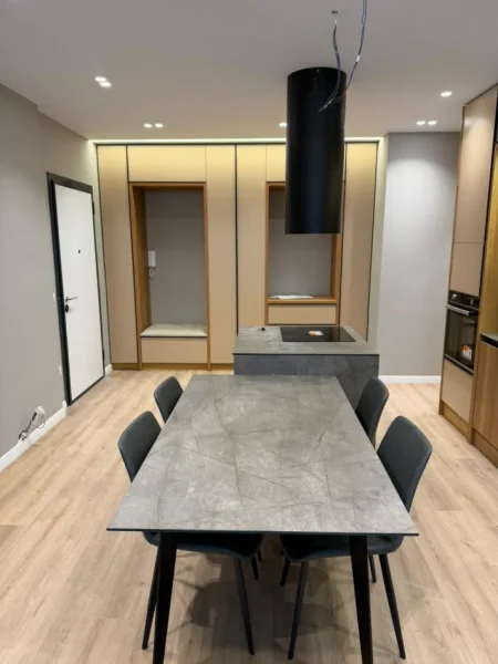 Tirane, jepet me qera apartament 1+1 , 800 € 