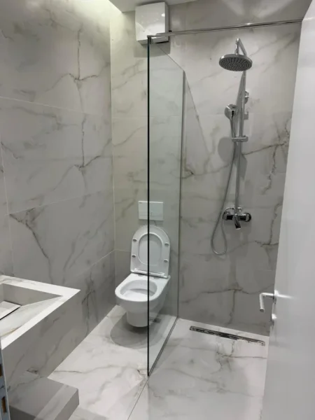 Tirane, jepet me qera apartament 1+1 , 800 € 