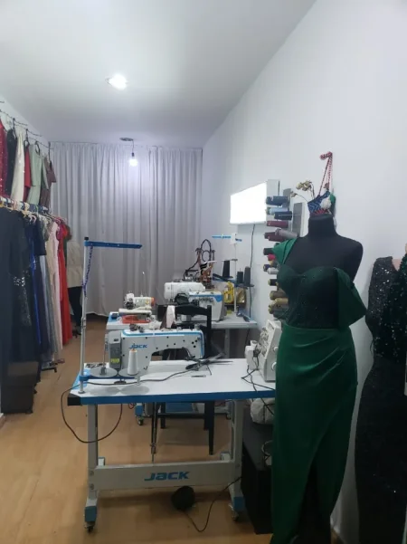 Tirane, jepet me qera dyqan Kati 1, 27 m² 350 € (ASTIR)