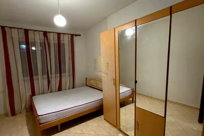 Tirane, jepet me qera apartament 1+1+Ballkon Kati 5, 60 m² 400 € (Yzberisht)
