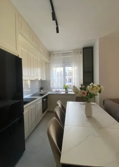 Tirane, jepet me qera apartament 2+1+Ballkon Kati 6, 98 m² 1.000 € (Pazari i Ri)