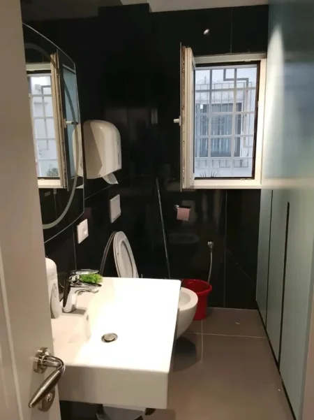 Tirane, jepet me qera ambjent biznesi , 70 m² 1.900 € (RRUGA E FORTUZI)