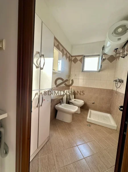 Tirane, jepet me qera apartament 1+1+Aneks+Ballkon Kati 3, 60 m² 400 € (laprake)