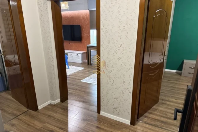 Tirane, jepet me qera apartament 2+1+Ballkon Kati 4, 60 m² 600 € (Brryli)