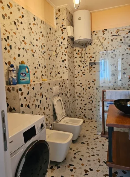 Tirane, jepet me qera apartament 2+1 , 125 m² 1.000 € 