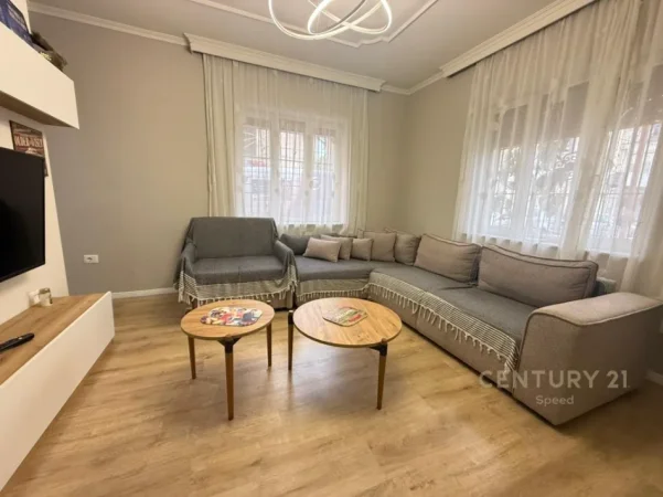 Tirane, jepet me qera apartament 1+1+Ballkon Kati 1, 120 m² 650 € (Prane Medresese)