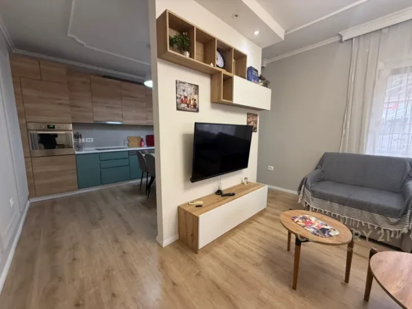 Tirane, jepet me qera apartament 1+1+Ballkon Kati 1, 120 m² 650 € (Prane Medresese)