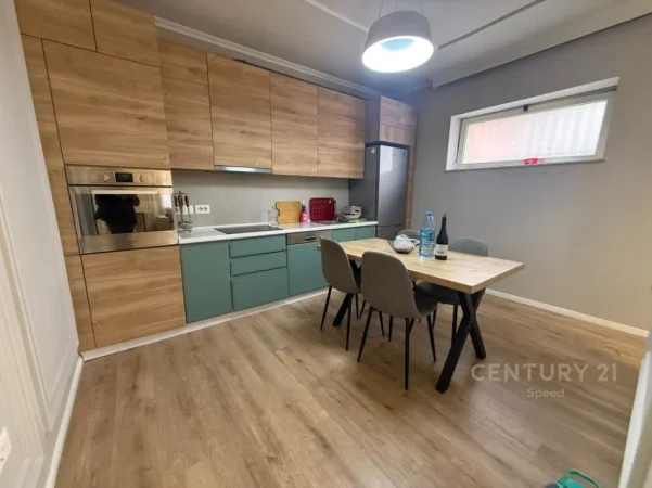 Tirane, jepet me qera apartament 1+1+Ballkon Kati 1, 120 m² 650 € (Prane Medresese)