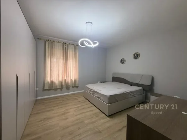 Tirane, jepet me qera apartament 1+1+Ballkon Kati 1, 120 m² 650 € (Prane Medresese)