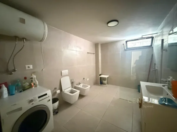 Tirane, jepet me qera apartament 1+1+Ballkon Kati 1, 120 m² 650 € (Prane Medresese)