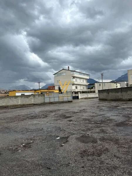 Tirane, jepet me qera toke , 3.500 m² (ALLIAS)