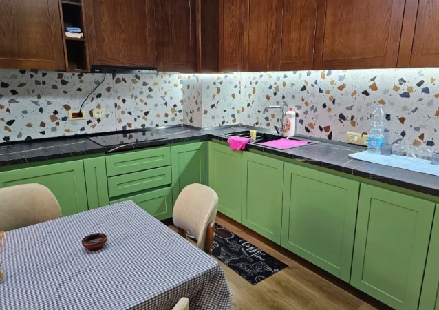 Tirane, jepet me qera apartament 2+1 Kati 2, 125 m²