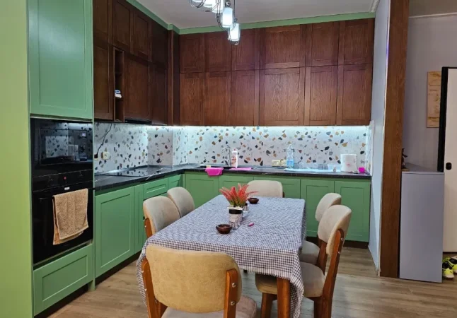 Tirane, jepet me qera apartament 2+1 Kati 2, 125 m²
