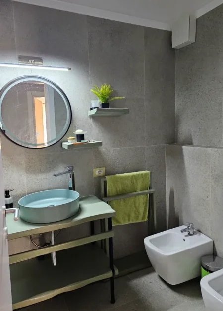 Tirane, jepet me qera apartament 2+1 Kati 2, 125 m²