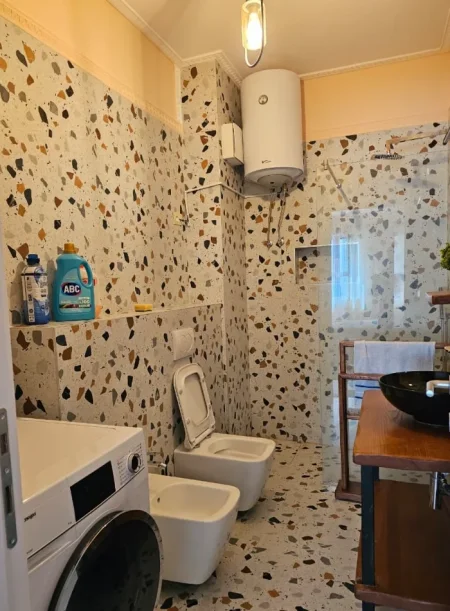 Tirane, jepet me qera apartament 2+1 Kati 2, 125 m²