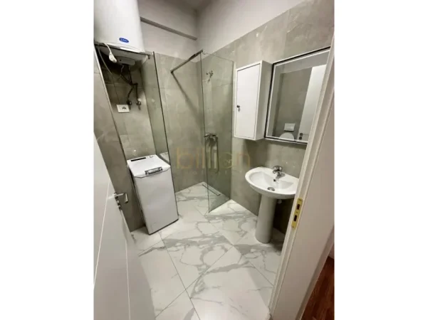 Tirane, jepet me qera 1+1 , 66 m² 500 € (Astir)