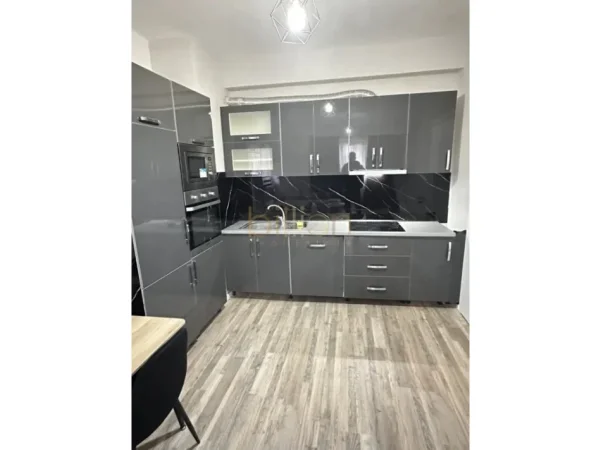 Tirane, jepet me qera 1+1 , 66 m² 500 € (Astir)