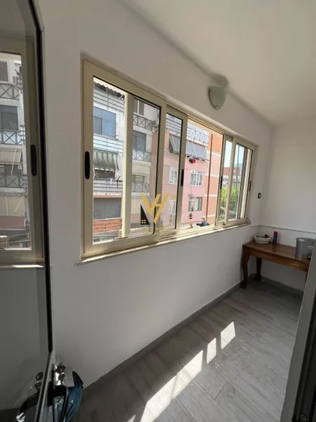 Tirane, jepet me qera apartament 1+1+Ballkon Kati 3, 55 m² 500 € (ALI DEMI)