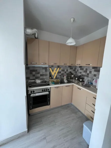 Tirane, jepet me qera apartament 1+1+Ballkon Kati 3, 55 m² 500 € (ALI DEMI)