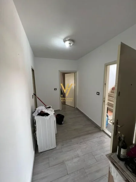 Tirane, jepet me qera apartament 1+1+Ballkon Kati 3, 55 m² 500 € (ALI DEMI)