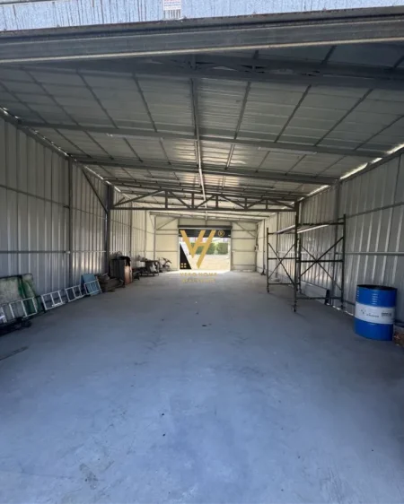 Tirane, jepet me qera magazine Kati 0, 240 m² 900 € (KAMEZ)