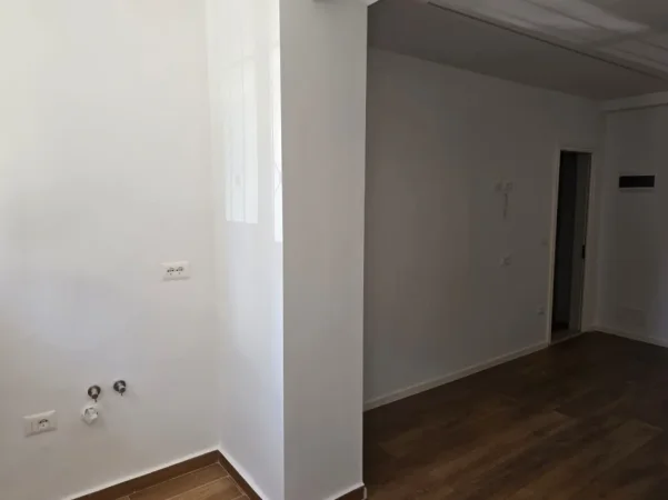 Tirane, shitet garsonier Kati 1, 30 m² 85.000 € (Rruga 4 Deshmoret)