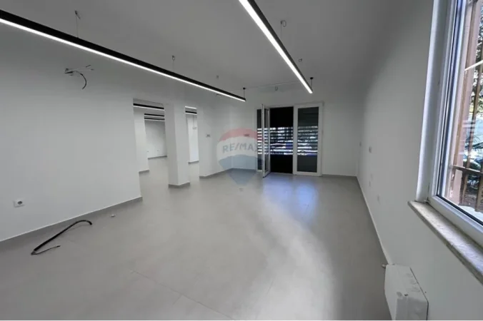 Tirane, jepet me qera ambjent biznesi Kati 0, 106 m² 1.000 € 