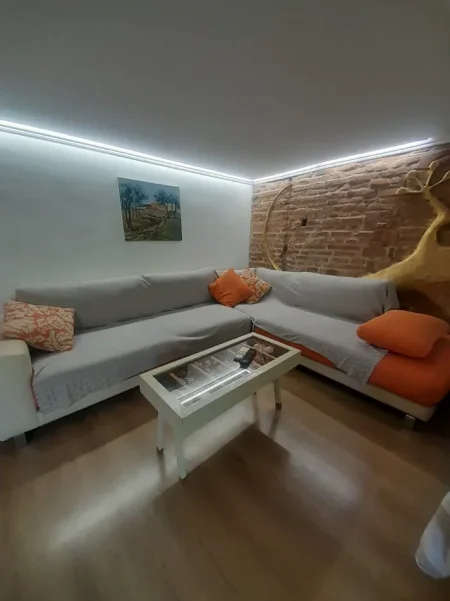 Tirane, jepet me qera Garsioner, Kati 3, 40m² ,Çmimi 500 €,  tek Rruga KAVAJËS, Qendër Tiranës.