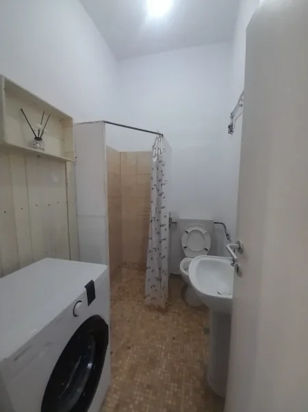 Tirane, jepet me qera Garsioner, Kati 3, 40m² ,Çmimi 500 €,  tek Rruga KAVAJËS, Qendër Tiranës.