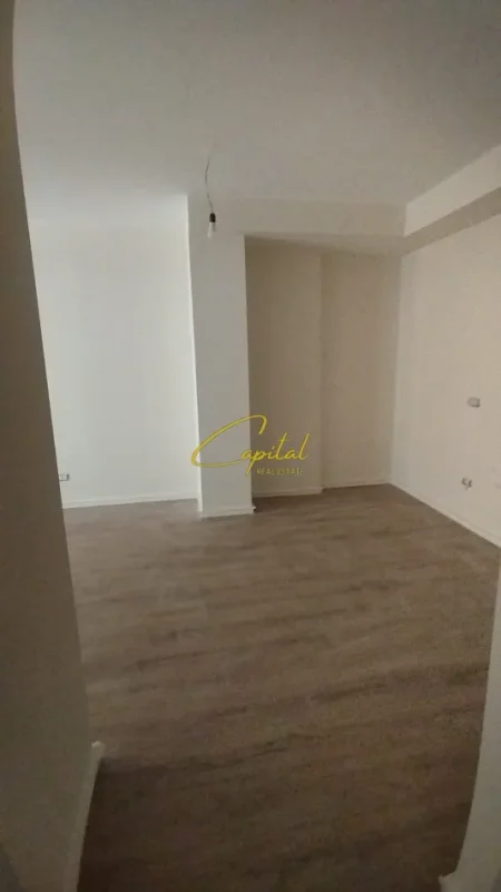 Tirane, jepet me qera zyre Kati 7, 75 m² 600 € (REZIDENCA GOLDEN TOWER)