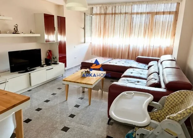 Tirane, jepet me qera apartament 2+1+Ballkon Kati 4, 85 m² 550 € 