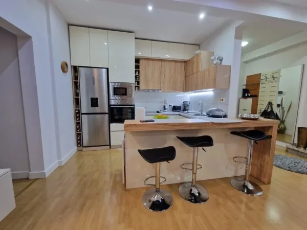 Tirane, jepet me qera apartament 3+1 Kati 3, 350000 € (Rruga Fortuzi)