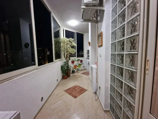 Tirane, jepet me qera apartament 3+1 Kati 3, 350000 € (Rruga Fortuzi)