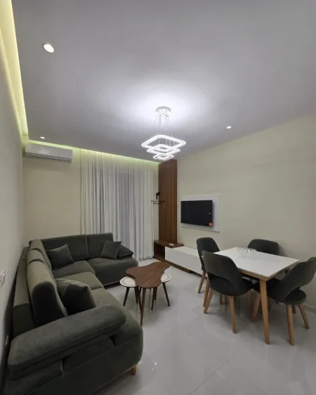Tirane, jepet me qera apartament 1+1 Kati 5, 60 m² 400 € (UNIVERS CITY)