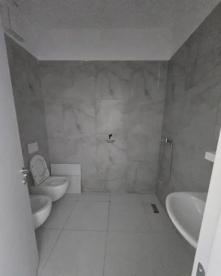 Tirane, jepet me qera apartament 1+1 Kati 5, 60 m² 400 € (UNIVERS CITY)