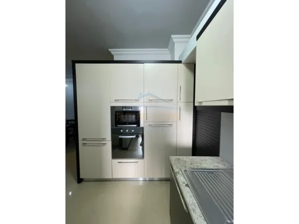 Tirane, jepet me qera apartament 2+1+Ballkon Kati 5, 92 m² 500 € (Vilat gjermane)