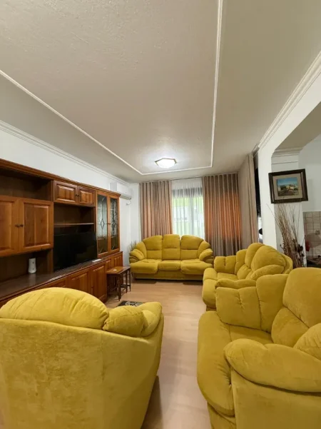 Tirane, jepet me qera apartament 2+1+Ballkon Kati 7, 110 m² 1.200 € (Zona e Bllokut, Tiranë)