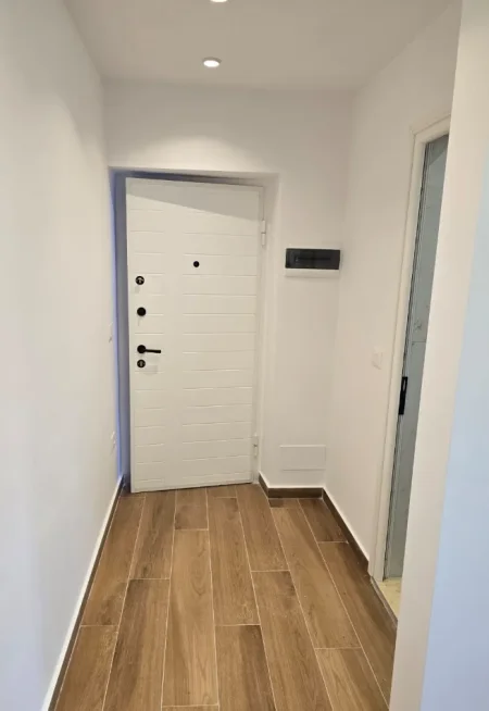 Tirane, shitet garsonier 1+1 Kati 1, 30 m²83000 € (4 DESHMORET)