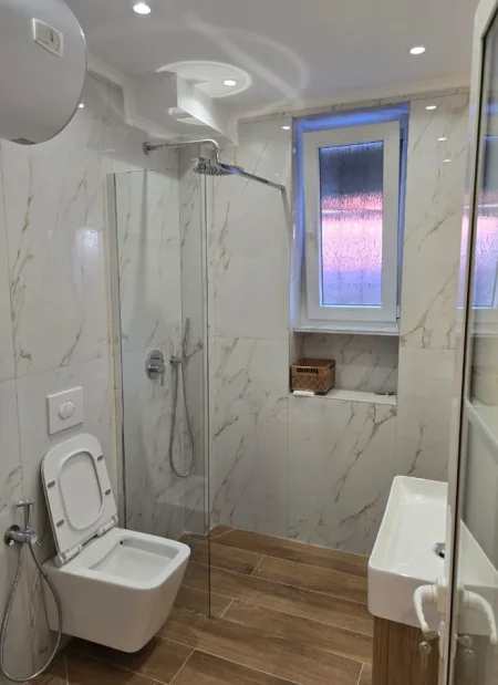 Tirane, shitet garsonier 1+1 Kati 1, 30 m²83000 € (4 DESHMORET)