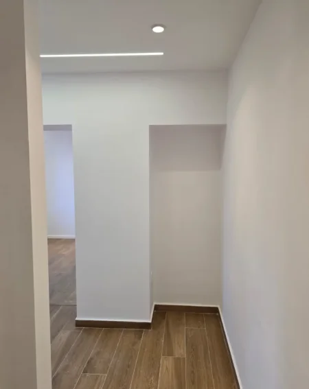 Tirane, shitet garsonier 1+1 Kati 1, 30 m²83000 € (4 DESHMORET)