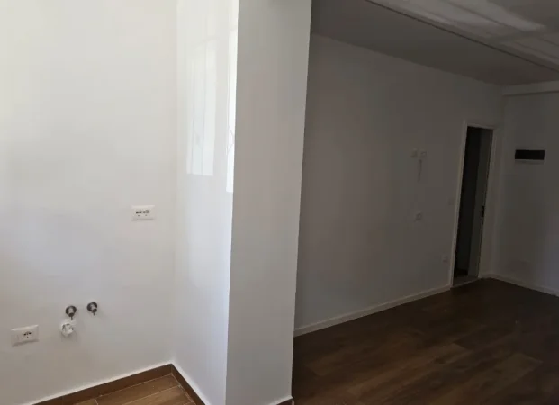 Tirane, shitet garsonier 1+1 Kati 1, 30 m²83000 € (4 DESHMORET)