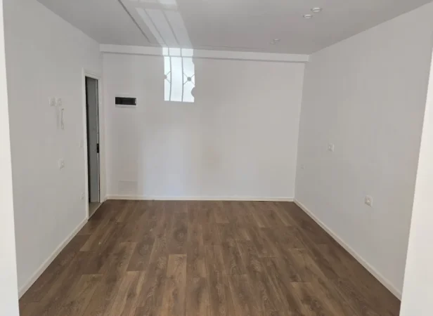 Tirane, shitet garsonier 1+1 Kati 1, 30 m²83000 € (4 DESHMORET)