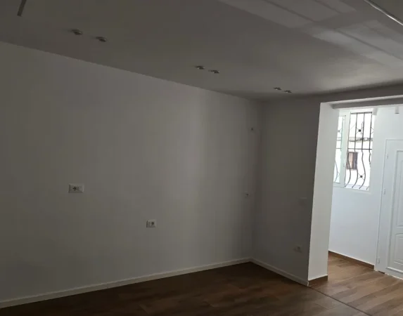 Tirane, shitet garsonier 1+1 Kati 1, 30 m²83000 € (4 DESHMORET)