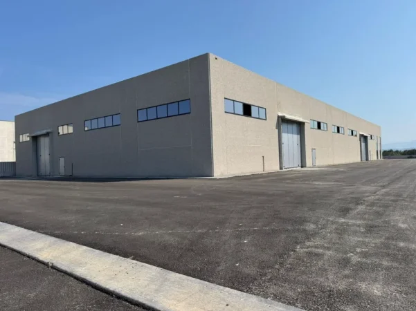Durres, jepet me qera ambjent biznesi , 6.000 m² 7.250 € 