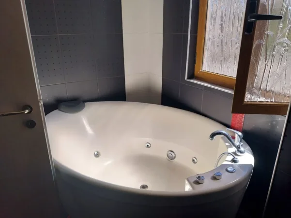 Tirane, shes aksesore OKAZION. MBYLLET HOTEL GOLEM. SHITEN 4 JAKUZI/VASKA TË NDRYSHME - GOLEM