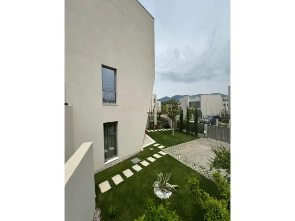Tirane, jepet me qera Vile 3 Katshe Kati 3, 360 m² 4.500 € (liqeni i thate)