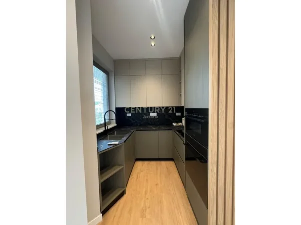 Tirane, jepet me qera Vile 3 Katshe Kati 3, 360 m² 4.500 € (liqeni i thate)